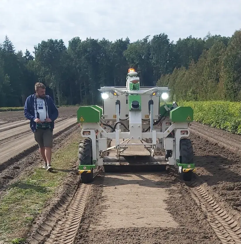 Official Naïo image showing Orio working in a field.