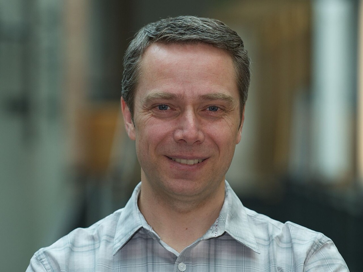 Head-and-shoulders portrait of robotics and artificial-intelligence researcher Dieter Fox